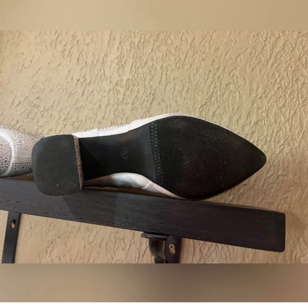 Pierre Dumas White Heeled Boots with Pointed Toe - Picture 6 of 9